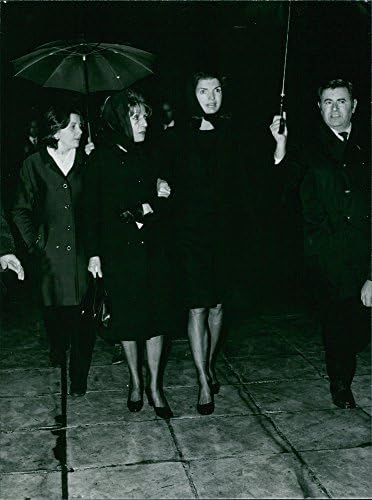 Реколта снимка на Жаклин Кенеди Онасис, прогуливающейся с три хора.Снимка е направена на 29 януари 1973 г.
